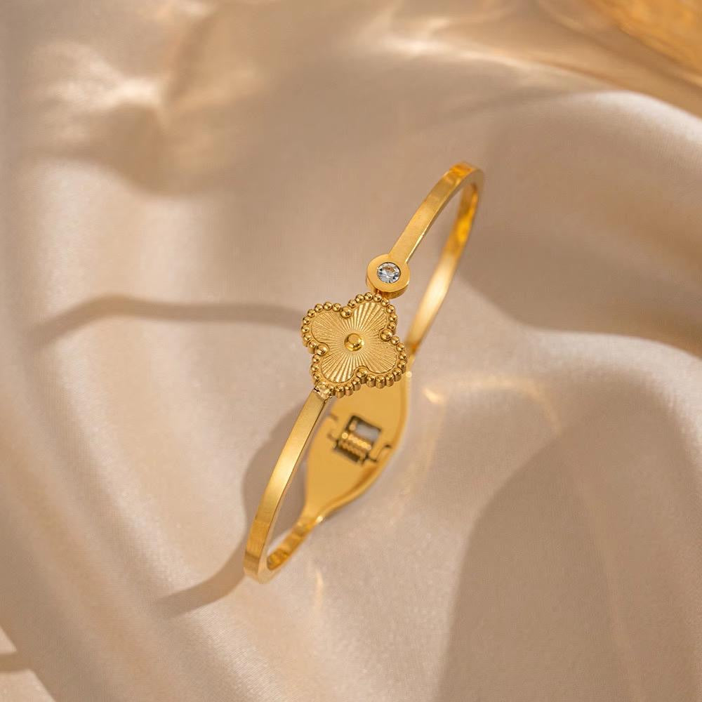 Single Gold Clover Bracelet
